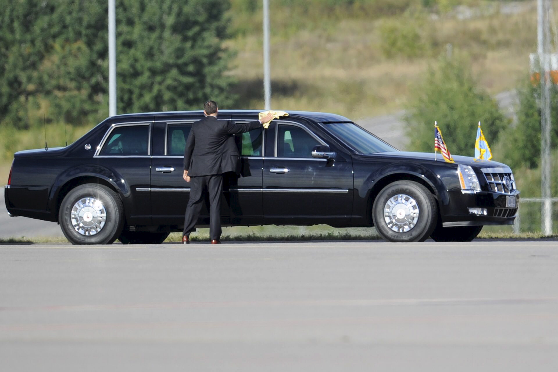 Kortegén som innehåller Obamas limousin, the Beast , förbereder sig inför att Barack Obama ska landa på Arlanda flygplats.
